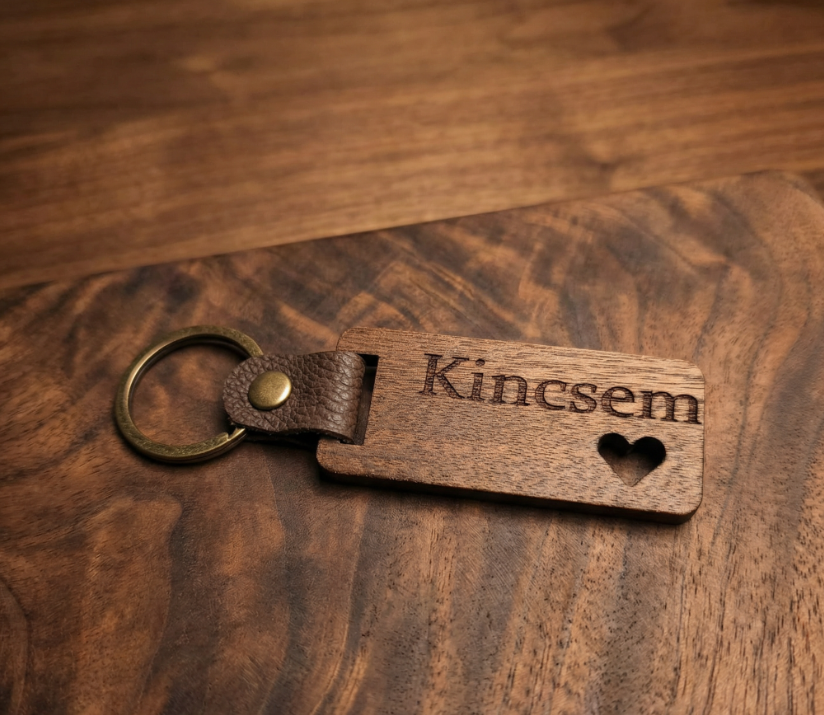 Több, mint egy kulcstartó – egy darabka szeretet diófába zárva.