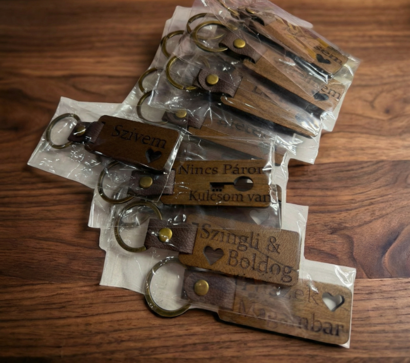 Több, mint egy kulcstartó – egy darabka szeretet diófába zárva.